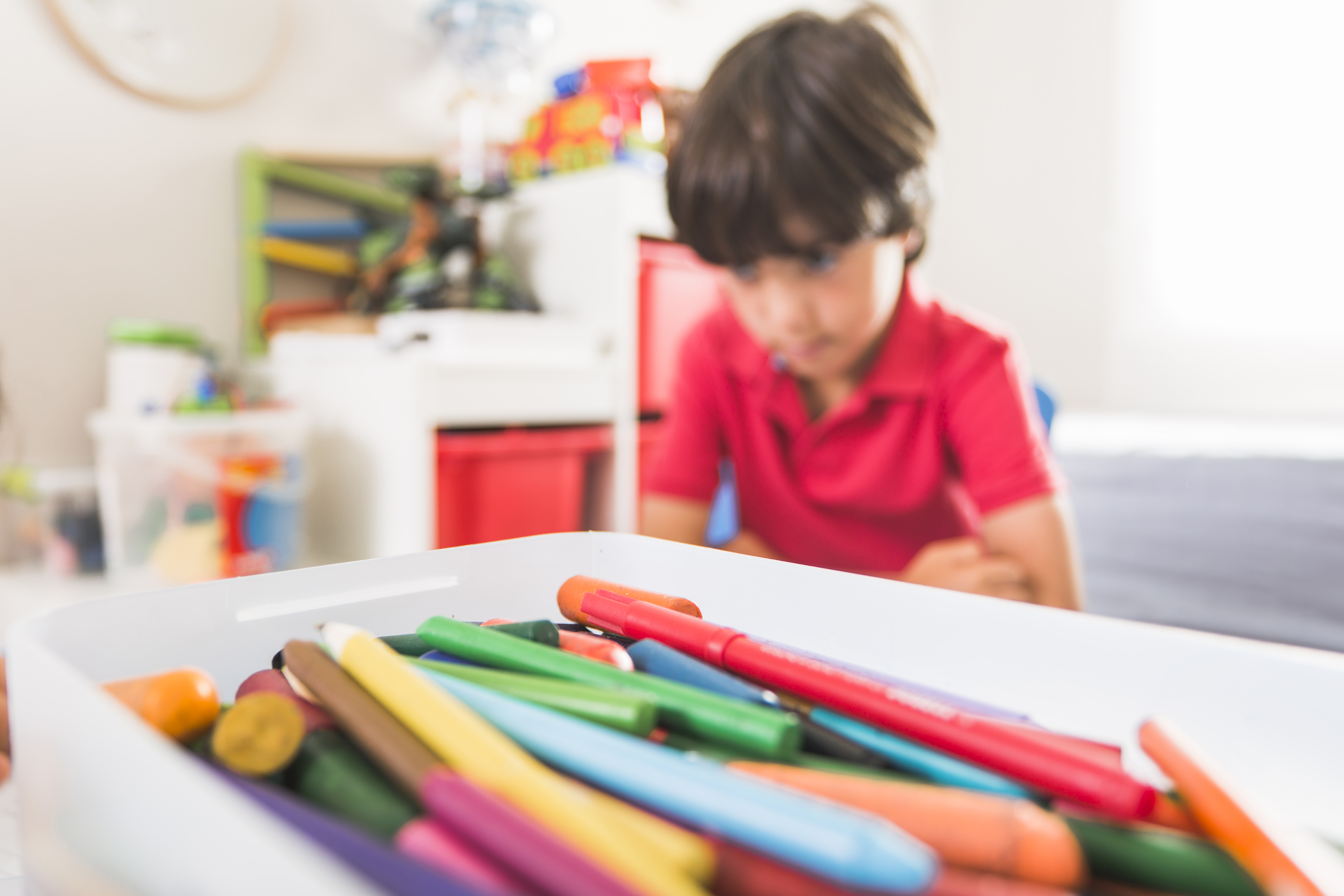 Domowe biuro i szkoła — jak przechowywać akcesoria biurowe i materiały plastyczne dzieci